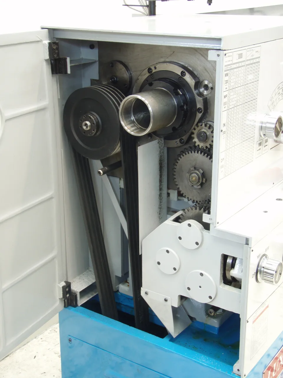 Luxcut Z460B x 1500 c/w 80mm bore Centre Lathe