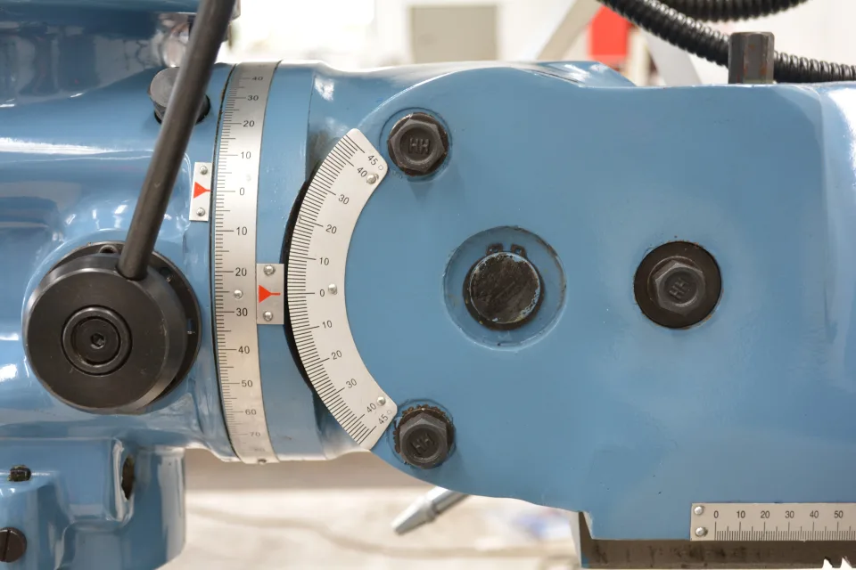 Luxcut TM-2VSL Turret Mill